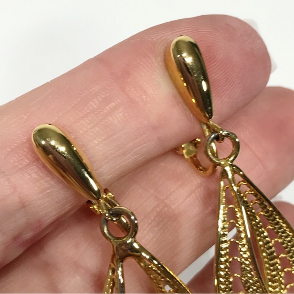 Vintage Trifari Gold Toned Filigree Earrings Clip On Dangle Drop Estate Large 2" - Picture 4 of 14